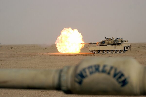 Feuerschuss aus einem Panzer in der Wüste