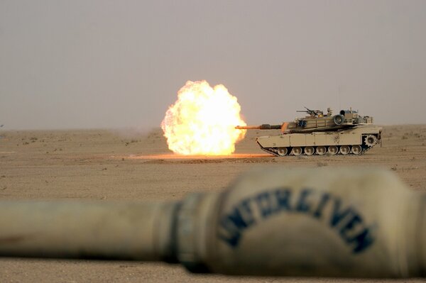 Disparo de un tanque en el desierto