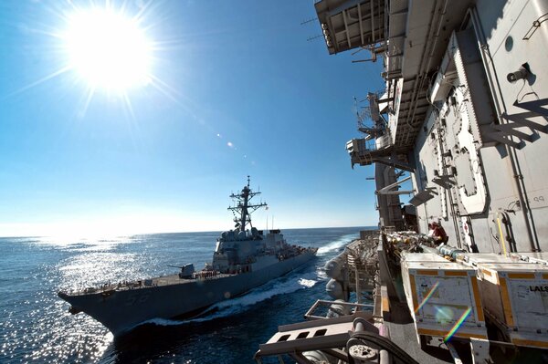 Nave sul riflesso del sole nell oceano