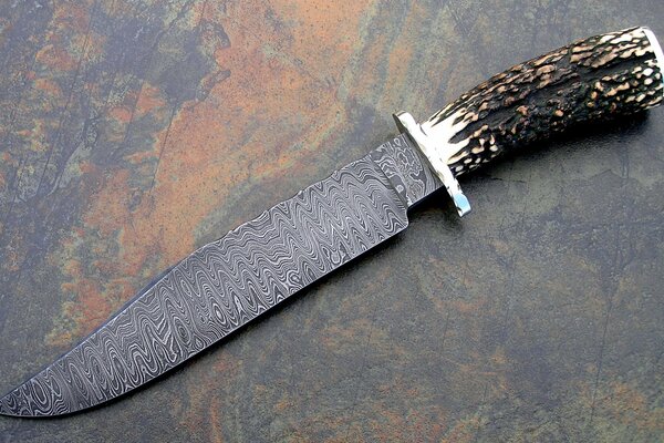 Cuchillo. Armas. Acero damasquino