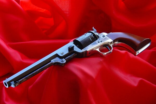 Foto di revolver su sfondo rosso