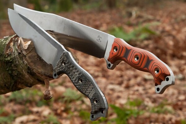 Lame de couteau en métal dans la coupe de bois