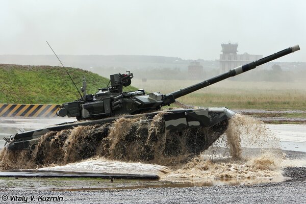 The T-90 A tank passes through the water