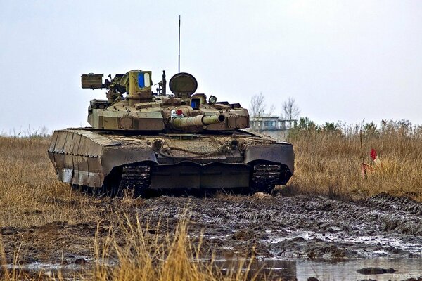 Un carro armato su un campo sporco in Ucraina