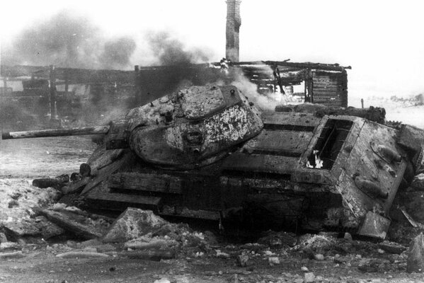 Char t-34 en feu pendant la guerre