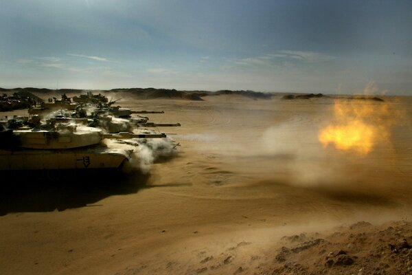 Czołgowe strzelanie ogniem na pustyni