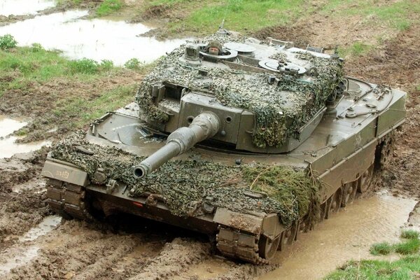 Ein mächtiger Panzer hat keine Angst vor Off-Road und Rasputits