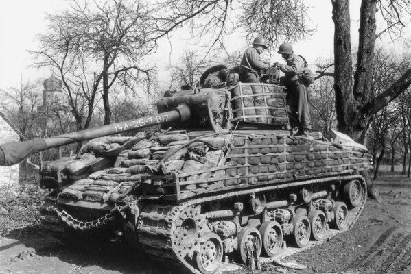 Tanque estadounidense Sherman con soldados