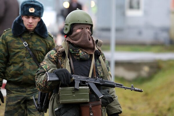 Soldat, homme debout avec une mitraillette