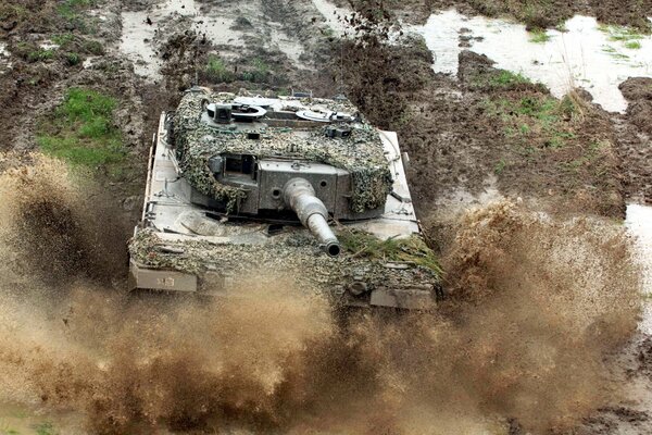 Tanque de gran alcance para correr en el campo a través