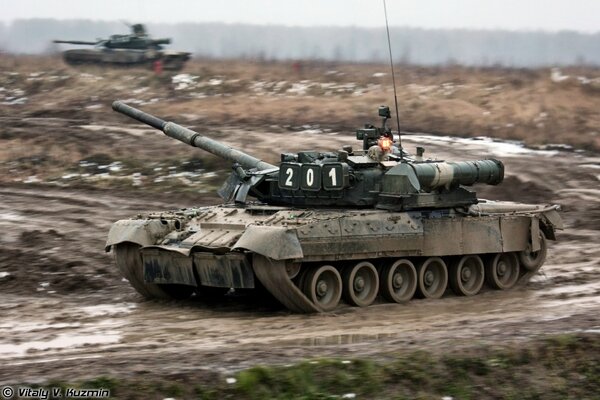 Russian T-80U tanks are not afraid of dirt