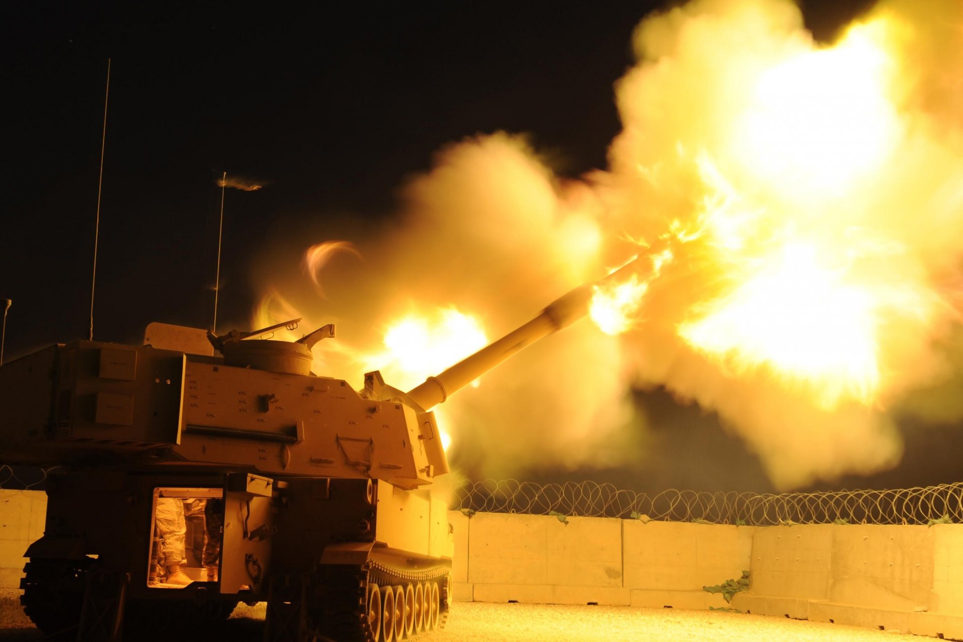 m109a2 self-propelled artillery volley flame