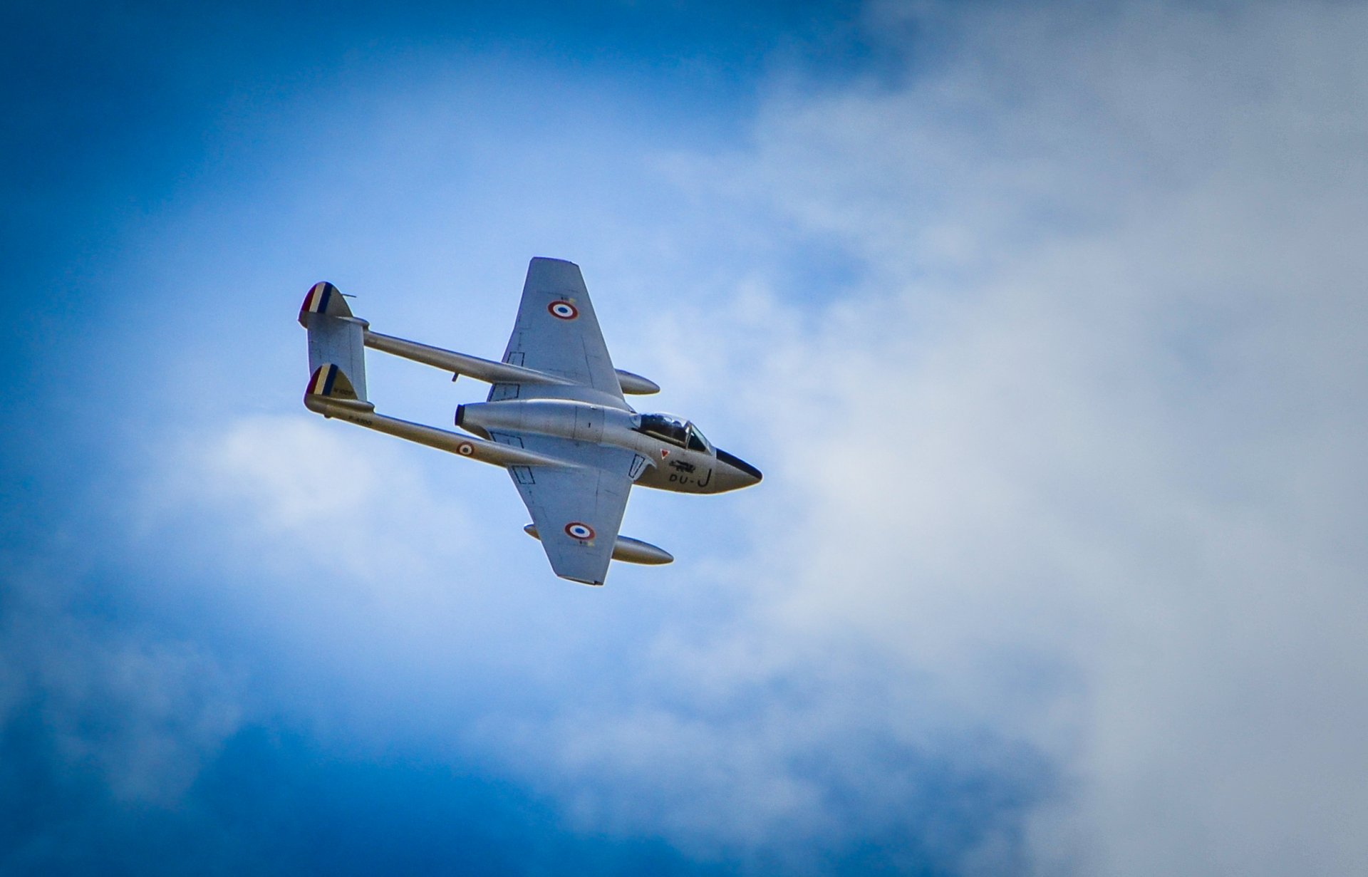 avion de havilland vampire britannique jet combattant vol ciel nuages