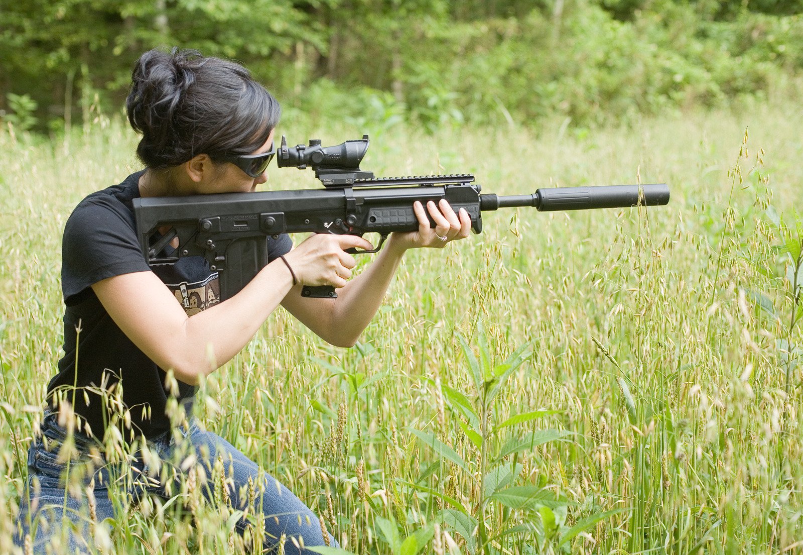 mädchen gewehr scharfschütze gras