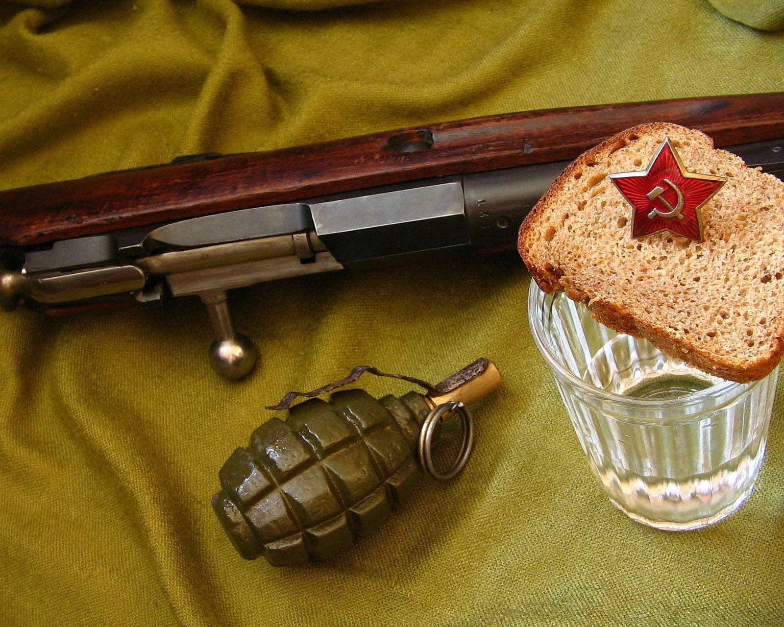 grenade glass bread star