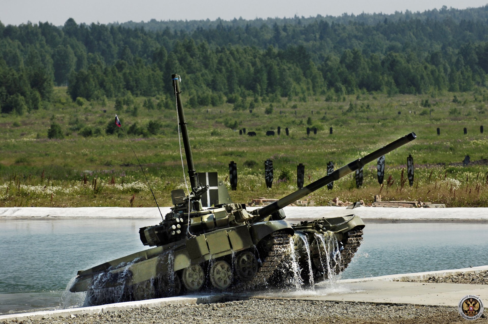 t-90 tanque vertedero agua