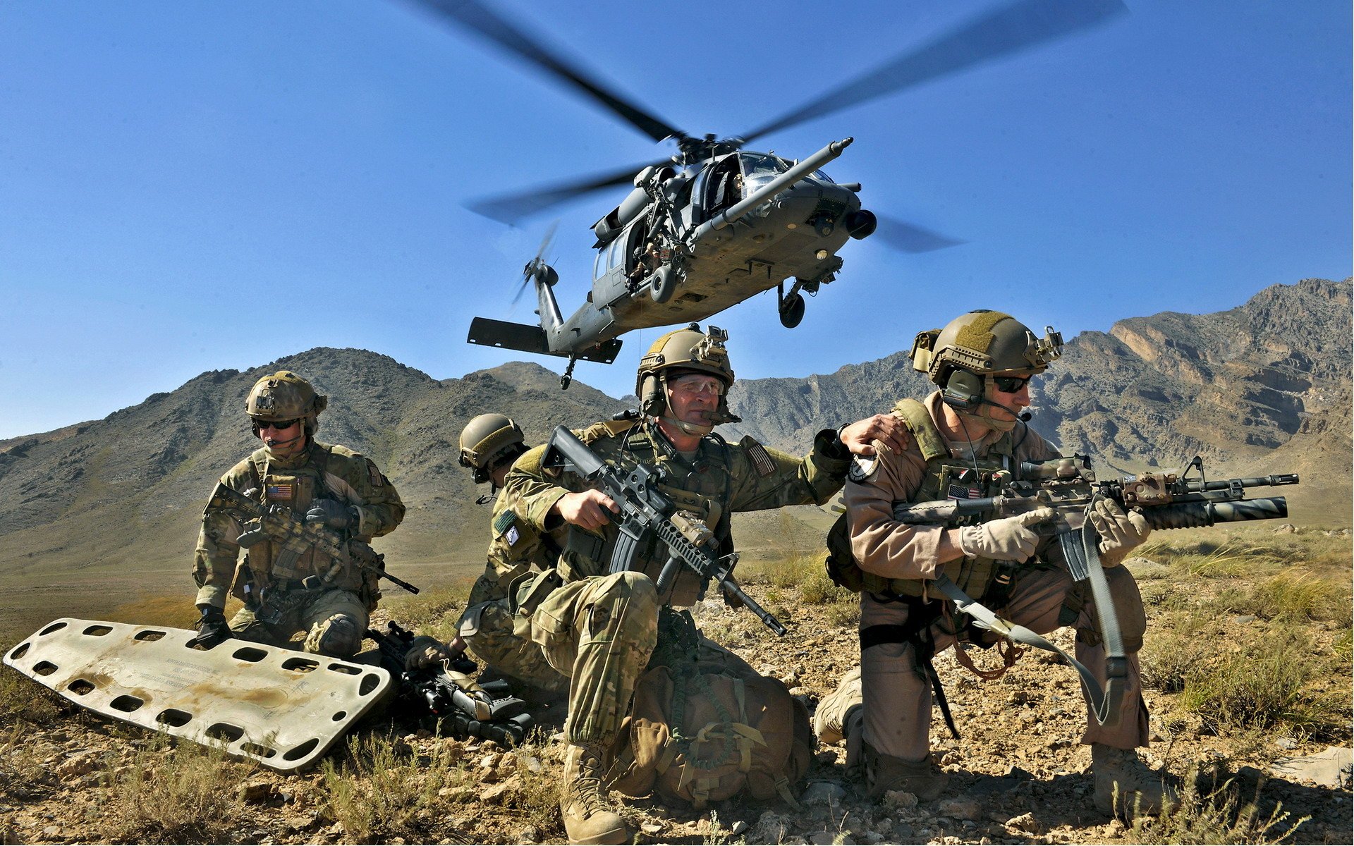 soldados combatientes armas cielo montañas camilla