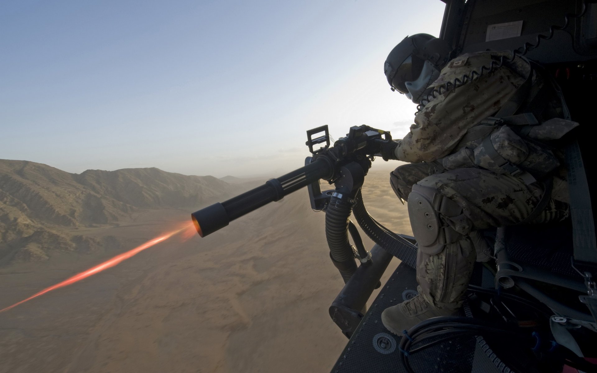 minigun gatling tireur feu hélicoptère montagnes ciel