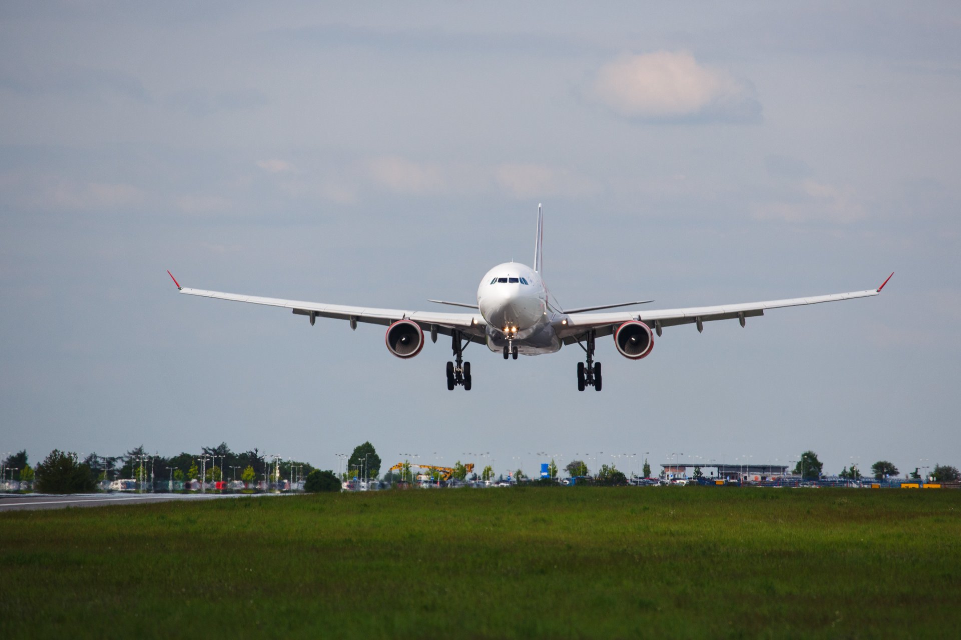 samolot lądowanie podwozie airbus a-330 lotnisko pas startowy