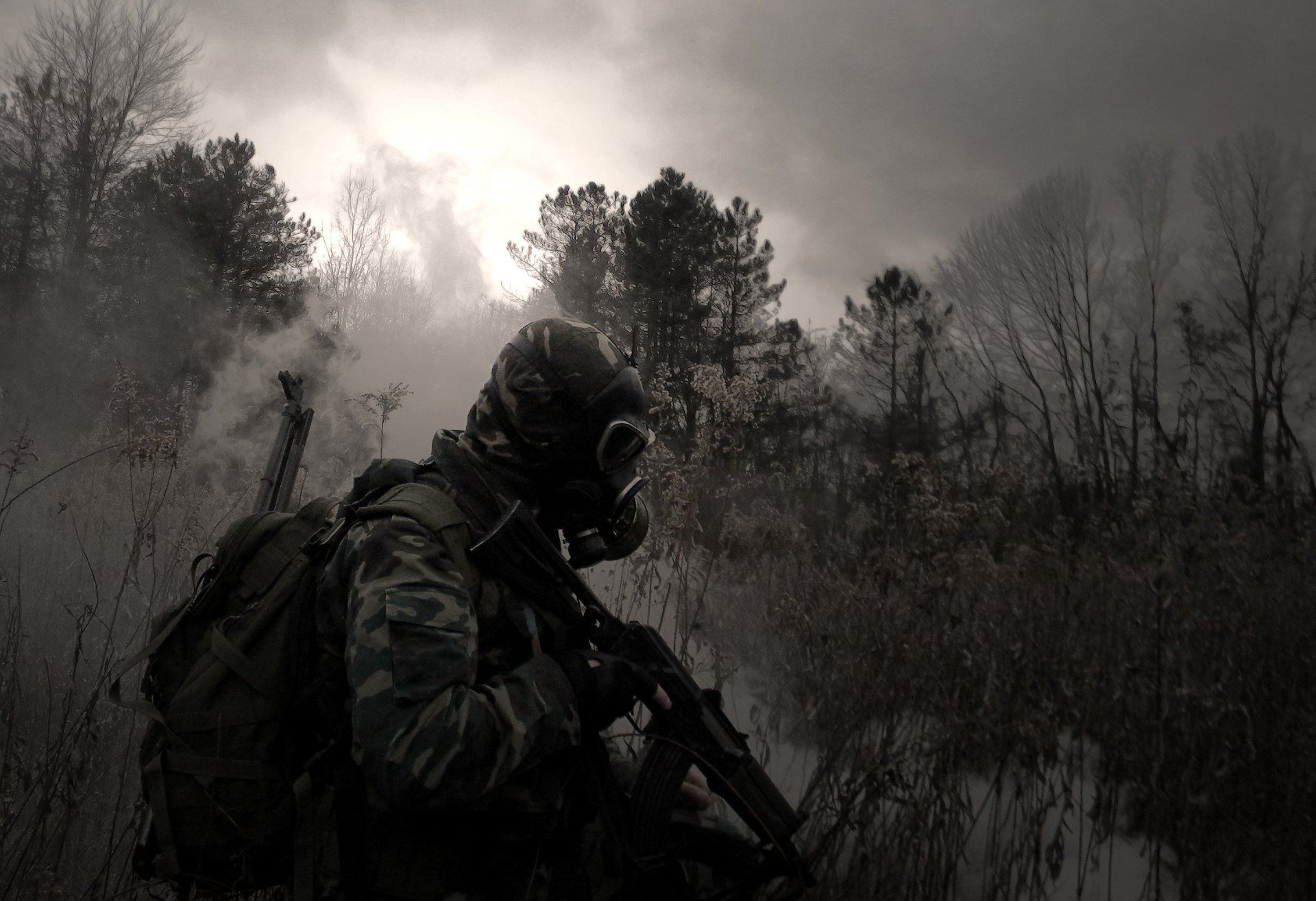 pantano bosque hierba acosador camuflaje ametralladora kalashnikov máscara de gas mochila