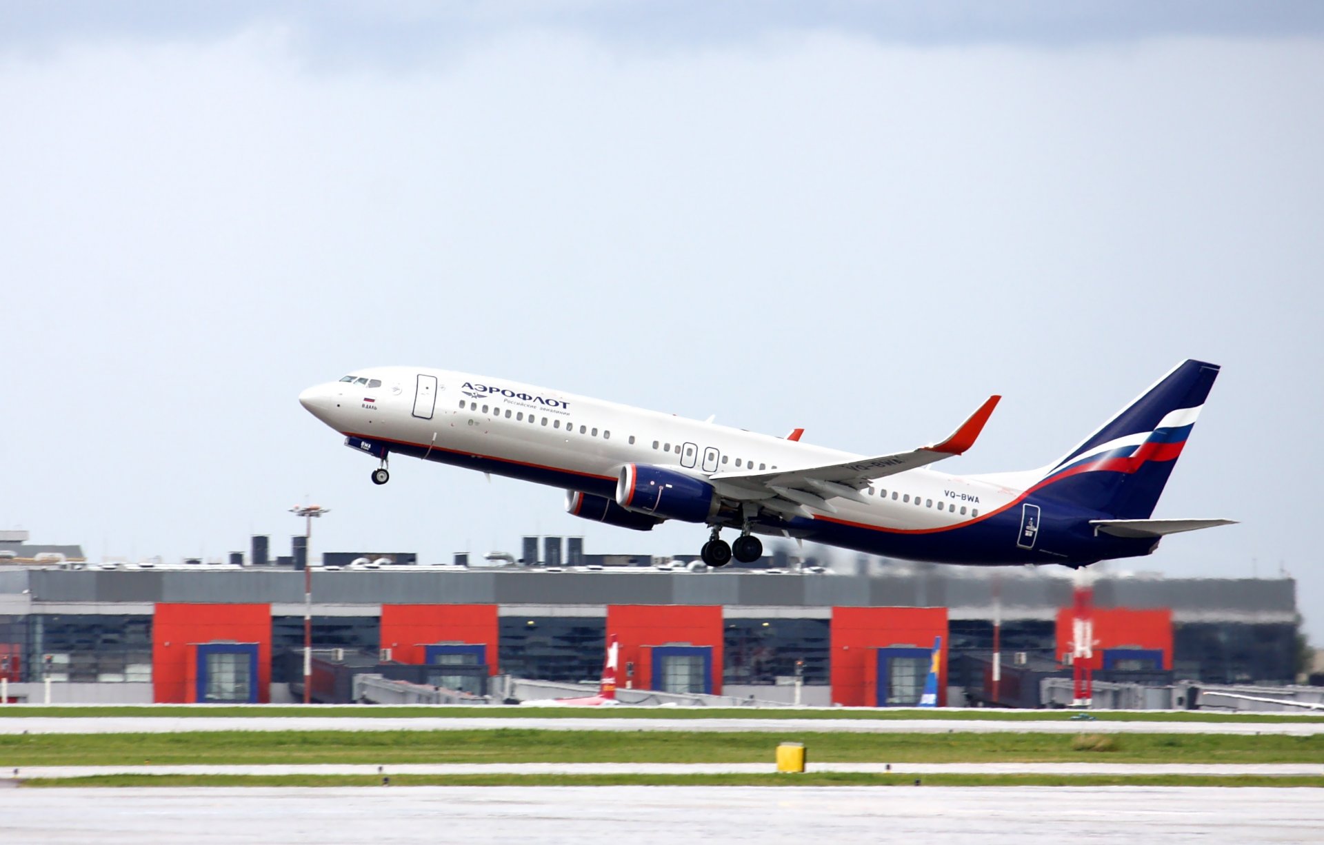 aeroflot boeing b-737 er samolot pasażerski lotnisko skrzydła turbiny