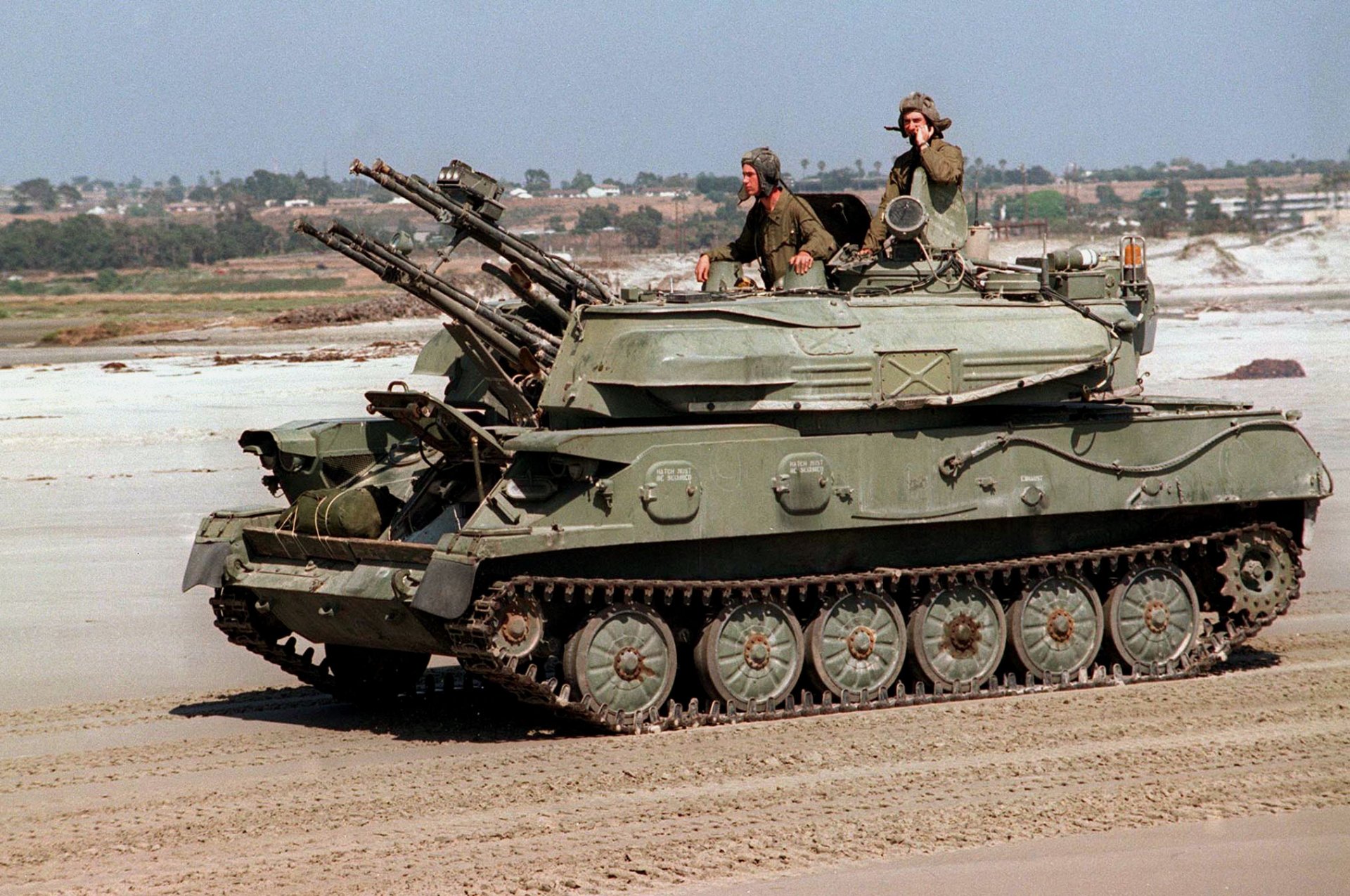 zsu-23-4 shilka sur la marche les canons sont fermés