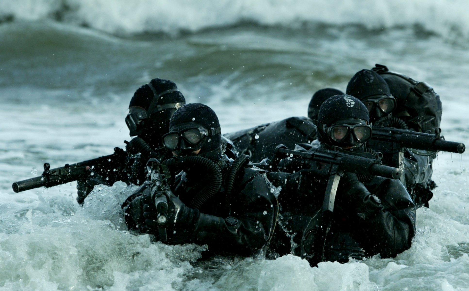 marine special forces kampf schwimmer gruppe wellen meer waffen maschinengewehre tauchen maske