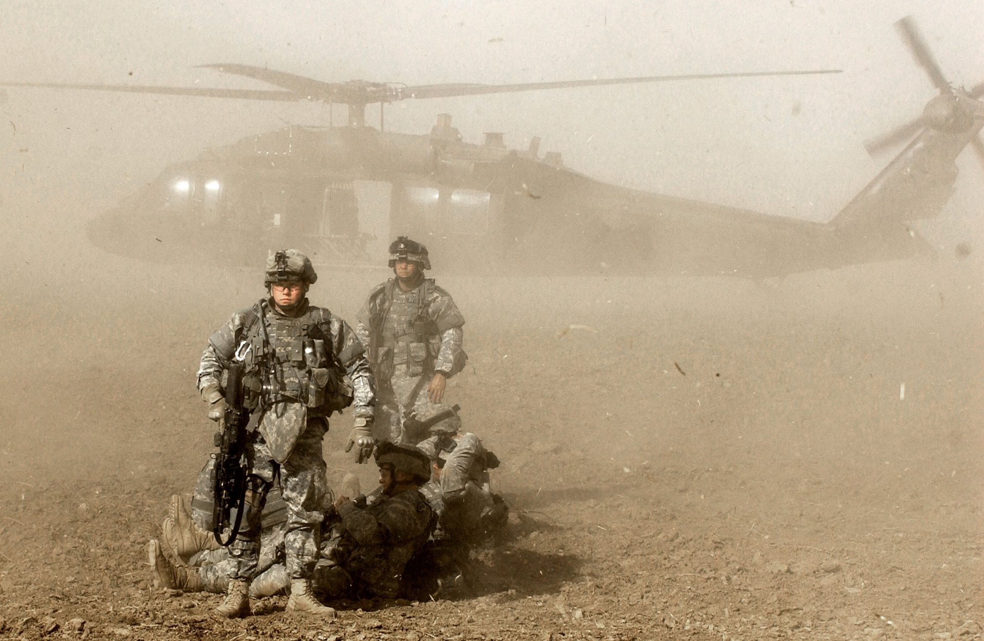 soldats hélicoptère poussière