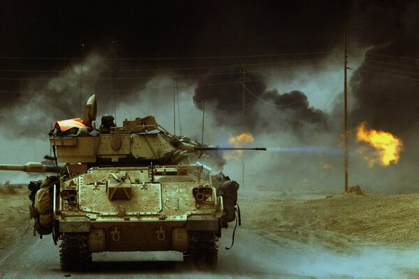 Panzer vor dem Hintergrund von Explosionen