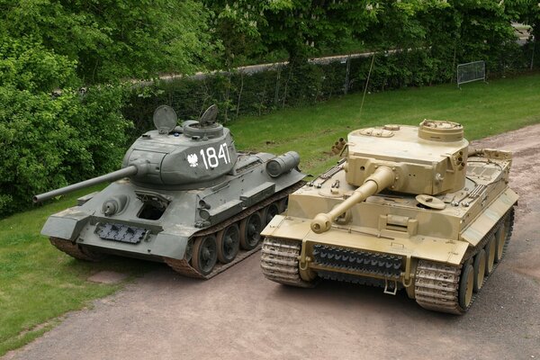 Militärische Ausrüstung - Panzer t-34 und Tiger