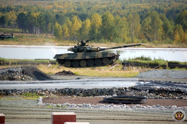 Tanque en Rusia en el agua T-90