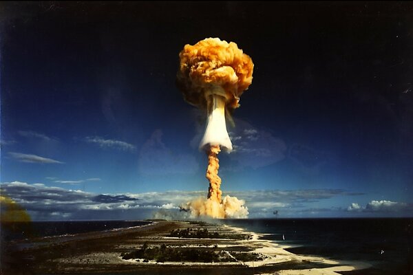 Cielo azul. Explosión nuclear