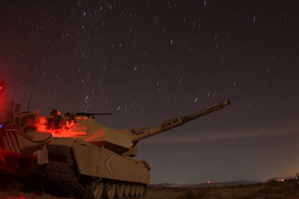 Tanque militar en el fondo del cielo estrellado