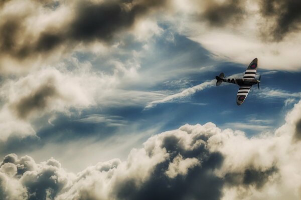 Flugzeug in einer schönen Wolke