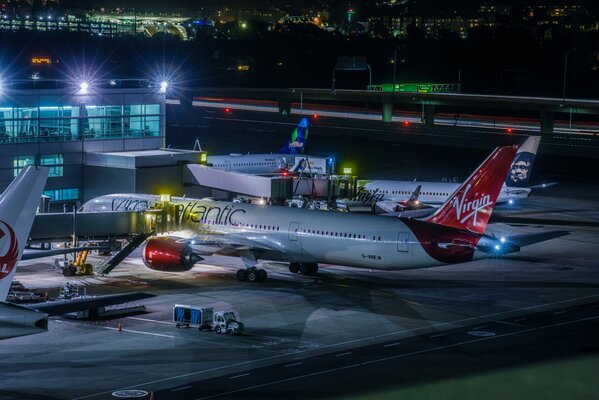 Luces de la noche del aeropuerto, aviones Airbus en el aeropuerto