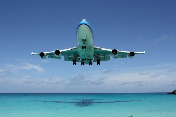 Boeing s landing on the background of the ocean