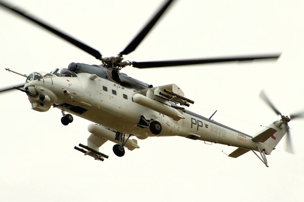 Вертолет ми-24 в полете на белом фоне