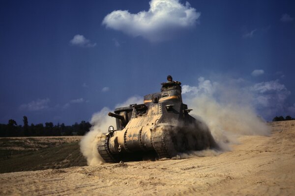 Ein Panzer, der durch den Sand vorwärts geht