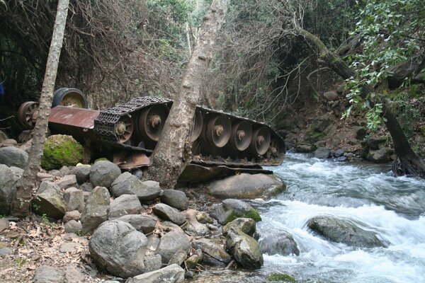 Tanque invertido en agua en cascada