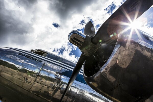 Schöne Flugzeuge auf dem Flugplatz