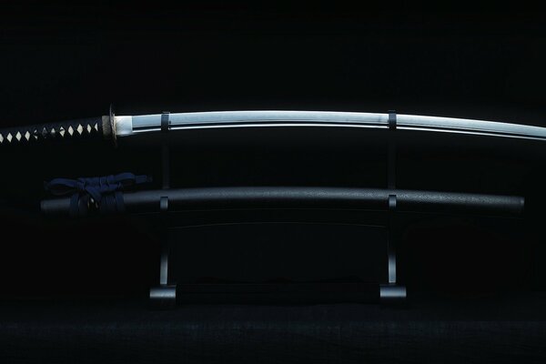 Elegante Katana sobre soporte y fondo negro