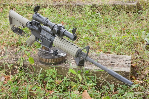 Auto M4 con mosquetón en un tronco de madera