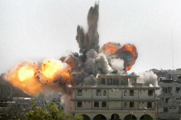 Explosion de feu d un bâtiment dans la ville