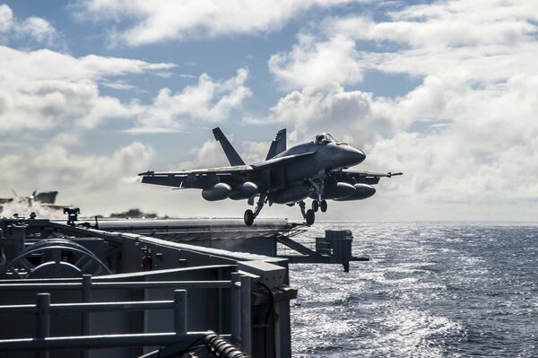 Décollage du chasseur fa-18e super Hornet