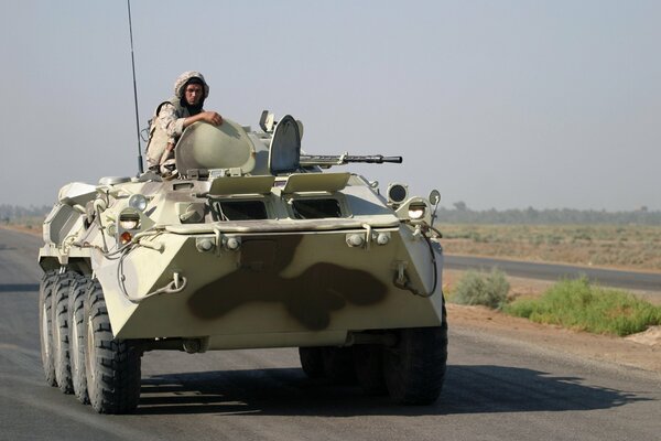 Un soldado en un BTR-80 en una carretera en Irak