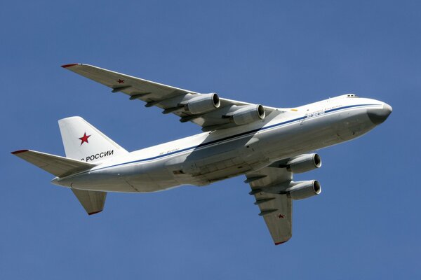 AN124-100 aircraft flies to Moscow with passengers