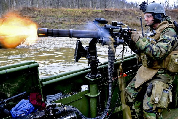 Soldat führt den Kampf vom Boot aus