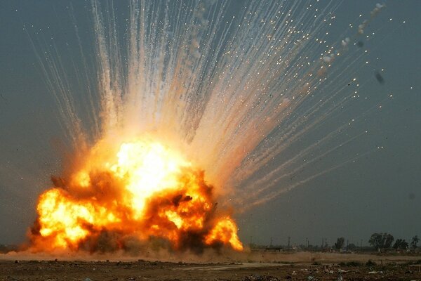 Vague d explosion de feu à la surface de la terre