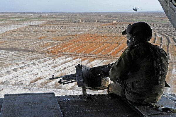 Vue d ensemble du champ d un soldat avec des armes