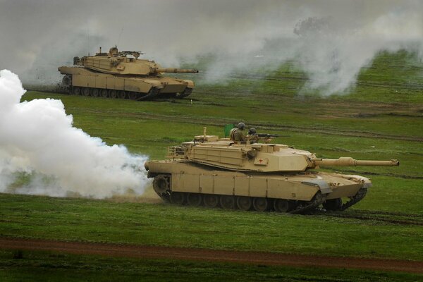 Ejercicios militares con tanques en campo abierto